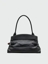 Cartera tipo shoulder bag Marc Jacobs The Satchel, color negro, de diseño estructurado con detalles de hebilla decorativa frontal y correa de hombro ajustable.