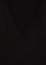 Camiseta negra de cuello en V y manga corta, confeccionada en tejido fluido de viscosa con elastano.