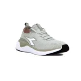 Championes deportivos Diadora Adriatic para hombre, color gris claro con detalles en blanco y suela blanca con detalles en negro.