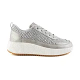 Championes plateados con cordones, suela blanca con textura y base color caramelo.
