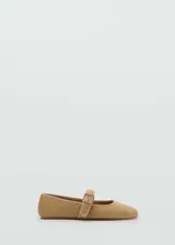 Zapato tipo bailarina de tejido de algodón con textura trenzada, punta redonda y tira ajustable con hebilla metálica en el empeine.