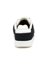 Championes Caterpillar modelo Pause Retro, de diseño minimalista con estética vintage. Confeccionados en gamuza negra con detalles en blanco en el talón y la lengüeta. Presentan cierre con cordones, suela de goma blanca resistente y logo de la marca en dorado en el lateral.