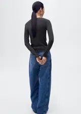 Remera de manga larga y diseño entallado, confeccionada en mezcla de poliéster, viscosa y elastano, con elegante cuello barco.