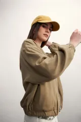 Chaqueta tipo bomber color negro, con cierre frontal metálico, cuello redondo y puños elásticos.