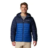 Campera técnica con capucha, diseño acolchado en dos tonos de azul, cierre frontal completo y bolsillos laterales con cremallera. Cuenta con tecnología de aislamiento térmico y tejido resistente al agua.