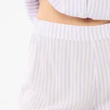 Conjunto de pijama compuesto por una camisa de manga corta con cuello en V y botones frontales, y un pantalón corto a juego, con diseño de rayas verticales en color lila y blanco.