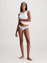 Bombacha Calvin Klein modelo Carousel, color celeste, de algodón elástico con cobertura trasera moderada, talle medio y cintura elástica con logo de la marca.