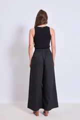 Blusa sin mangas de punto, con cuello redondo y ajuste al cuerpo.