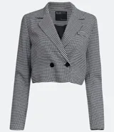Blazer corto con estampado de pata de gallo en blanco y negro, con cuello solapa, cierre cruzado con botones y bolsillos delanteros simulados.