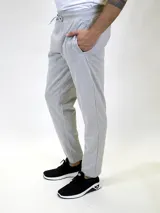 Pantalón de felpa color bordó, de corte slim y tiro medio, con puños ajustados en los tobillos.