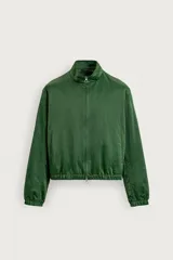 Campera verde oscuro de corte cropped y tejido técnico, con cuello alto, cierre frontal de cremallera con tirador circular, bolsillos ribeteados y puños y dobladillo elásticos.