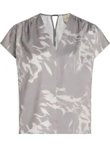 Blusa de satén gris con estampado abstracto en blanco, escote en V y mangas cortas.