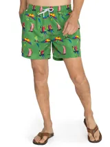 Short de baño de secado rápido con estampado de guacamayos sobre fondo verde. Cuenta con cintura elástica, cordón ajustable, bolsillos laterales y bolsillo trasero.