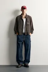 Pantalón jeans de corte relaxed fit, color celeste con efecto lavado, de estilo carpintero con bolsillos laterales y presillas de herramientas.