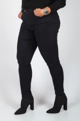 Pantalón jean chupín negro liso.