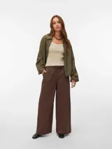 Jean de tiro medio y pierna ancha, color marrón, con cintura elástica con cordón ajustable y bolsillos laterales.
