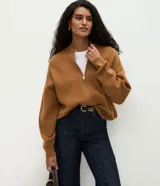 Campera de punto de corte regular y estilo oversized, confeccionada en una mezcla de viscosa, poliéster y poliamida. Presenta cierre frontal completo, mangas largas con puños acanalados y acabado acanalado en el ruedo.