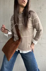 Sweater Bali de tejido liviano, color beige, con diseño de rayas horizontales en contraste y cuello redondo.