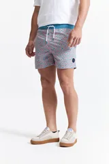 Short de baño estampado con cintura elástica, cordón ajustable, dos bolsillos laterales y uno trasero.