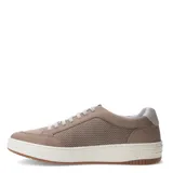 Zapatos casuales de hombre Freeway, confeccionados en cuero color taupe con paneles laterales microperforados para mayor ventilación. Presentan cierre mediante cordones al tono, suela de goma blanca con base antideslizante y diseño de estilo urbano y sofisticado.