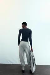 Body de manga larga con cuello redondo, confeccionado en una mezcla de algodón y modal. Presenta cierre inferior con botones a presión.