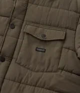 Campera puffer negra con cuello alto, cierre frontal con botones a presión, bolsillos laterales y un bolsillo cargo en el pecho. Presenta un diseño acolchado y forro interior suave.
