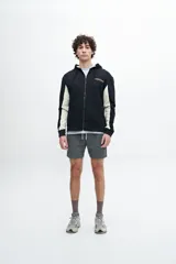 Canguro negro con mangas en color crema y estampado en la espalda con la frase "The sound of waves breaking on the shore".