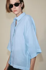 Camisa de cuello solapa y manga larga amplia de la colección ZW Collection de Zara, con cierre frontal de botones ocultos por solapa.
