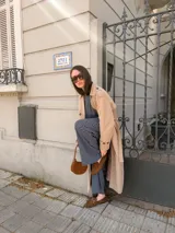 Conjunto de dos piezas de viscosa color beige con diseño de rayas horizontales blancas, compuesto por una remera de manga larga holgada y un pantalón de corte ancho.