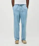 Pantalón de jean azul claro con calce baggy relaxed, cintura elástica con cordón de ajuste y bolsillos laterales.