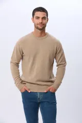 Buzo de lana azul con cuello redondo, manga larga y diseño tejido de punto.