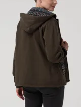 Buzo tipo campera de algodón orgánico color verde militar, con cierre frontal de botones a presión, capucha forrada con estampado étnico y bolsillos frontales con detalles de tejido aguayo multicolor.