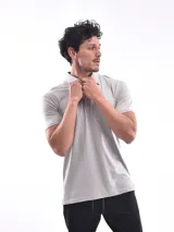 Remera polo blanca de corte regular, con cuello clásico, tapeta de dos botones y bolsillo de parche en el pecho.