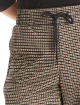 Pantalón de corte recto con estampado de cuadros tipo gales, confeccionado en mezcla de rayón, poliéster y elastano. Presenta cintura elastizada con lazo de ajuste negro, bolsillos laterales inclinados y bolsillos traseros simulados.