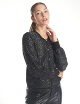 Cardigan negro de manga larga con lentejuelas bordadas, cuello redondo y cierre frontal con botones metálicos. Presenta puños y bordes acanalados.