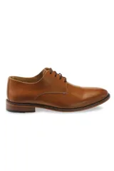 Zapato de vestir de cuero color caramelo, estilo derby o blucher, con cordones oscuros y suela de cuero con tacón bajo apilado.