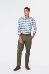 Pantalón cargo de gabardina en color verde militar, con bolsillos laterales tipo cargo con solapa y cierre de botón, y bolsillos frontales clásicos.