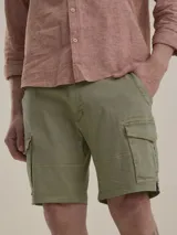 Bermuda cargo color negro en tejido twill con elastano, de calce cómodo con bolsillos laterales y efecto wash look.