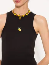 Vestido midi negro de punto canalé, sin mangas y con cuello redondo.