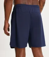Bermuda deportiva Get Over de color azul marino, con cintura elástica ajustable mediante lazo y dos bolsillos laterales con cierre de cremallera.