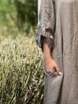 Vestido camisero amplio y largo color marrón chocolate, fabricado en Italia, con botones de nácar, cuello camisero y bolsillos laterales.