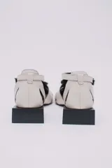 Sandalias de cuero estilo jaula en color rojo, con punta cuadrada, taco cuadrado bajo en color negro y cierre con hebilla ajustable en el tobillo.