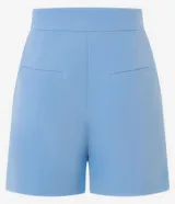Short sastre de cintura alta, color blanco, con bolsillos laterales y detalles de tachuelas metalizadas.