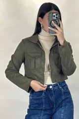 Chaqueta corta de gamuza en color verde militar, con cierre frontal metálico, cuello camisero y dos bolsillos frontales con tapa.