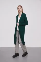 Saco largo abierto de viscosa, con mangas largas y diseño holgado.