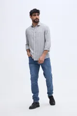 Camisa de manga larga con diseño de rayas verticales, confeccionada en mezcla de lino y algodón, con cuello camisero y cierre frontal de botones.