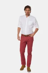 Pantalón de gabardina de corte recto y cinco bolsillos, con diseño liso y trabillas para cinturón.