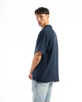 Camisa color crema de tela tetra de algodón, de corte suelto, manga corta y cuello cubano.