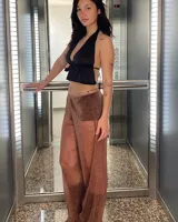 Pantalón de pierna ancha, color marrón brillante y semitransparente.