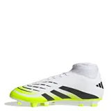 Championes de fútbol Adidas Predator Club con diseño de botín, color blanco con detalles en negro y amarillo neón. Presenta el logo de Predator en el lateral y suela con tapones para césped natural.